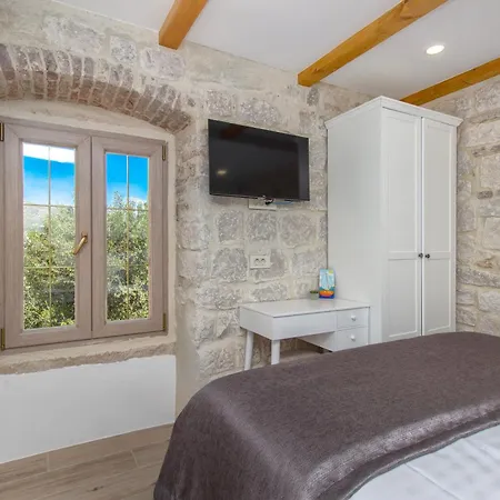 Willa Kamena U Mirnoj Ulici Blizu Centra Trogira Trogir