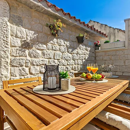 Kamena U Mirnoj Ulici Blizu Centra Trogira * Trogir