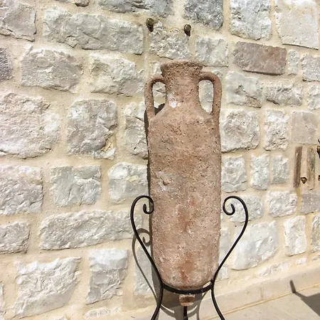 Kamena U Mirnoj Ulici Blizu Centra Trogira *