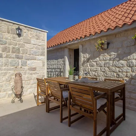 Kamena U Mirnoj Ulici Blizu Centra Trogira * Trogir