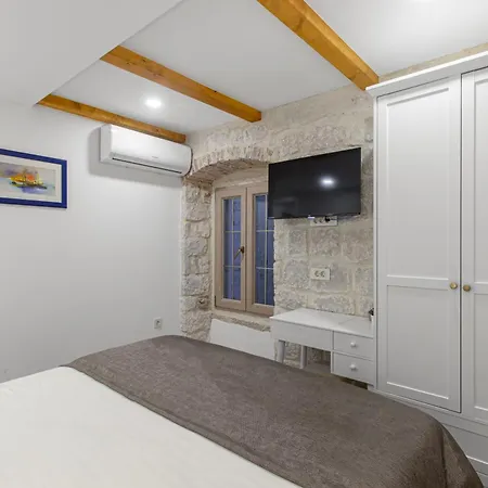 Kamena U Mirnoj Ulici Blizu Centra Trogira * Trogir