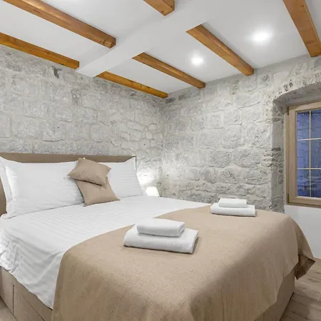 Kamena U Mirnoj Ulici Blizu Centra Trogira * Trogir