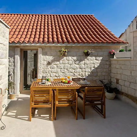 Villa Kamena U Mirnoj Ulici Blizu Centra Trogira *