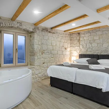 Kamena U Mirnoj Ulici Blizu Centra Trogira * Trogir