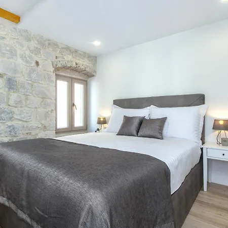 Villa Kamena U Mirnoj Ulici Blizu Centra Trogira *