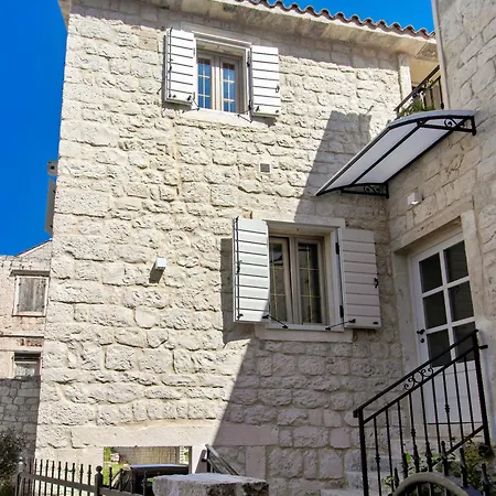Villa Kamena U Mirnoj Ulici Blizu Centra Trogira Trogir