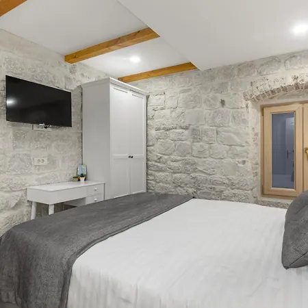 Kamena U Mirnoj Ulici Blizu Centra Trogira * Trogir