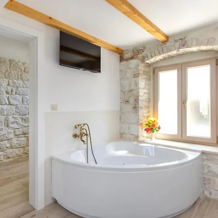 Villa Kamena U Mirnoj Ulici Blizu Centra Trogira Trogir
