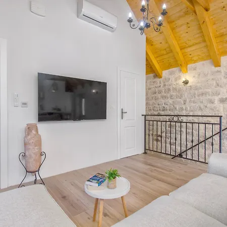 Villa Kamena U Mirnoj Ulici Blizu Centra Trogira Trogir