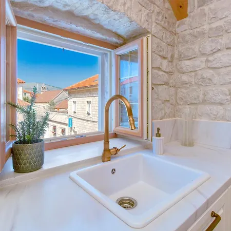 Villa Kamena U Mirnoj Ulici Blizu Centra Trogira *